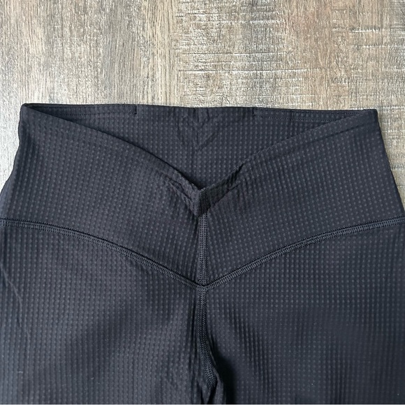 Lululemon V-Waist Yoga Tight - 25" - Picture 6 of 7
